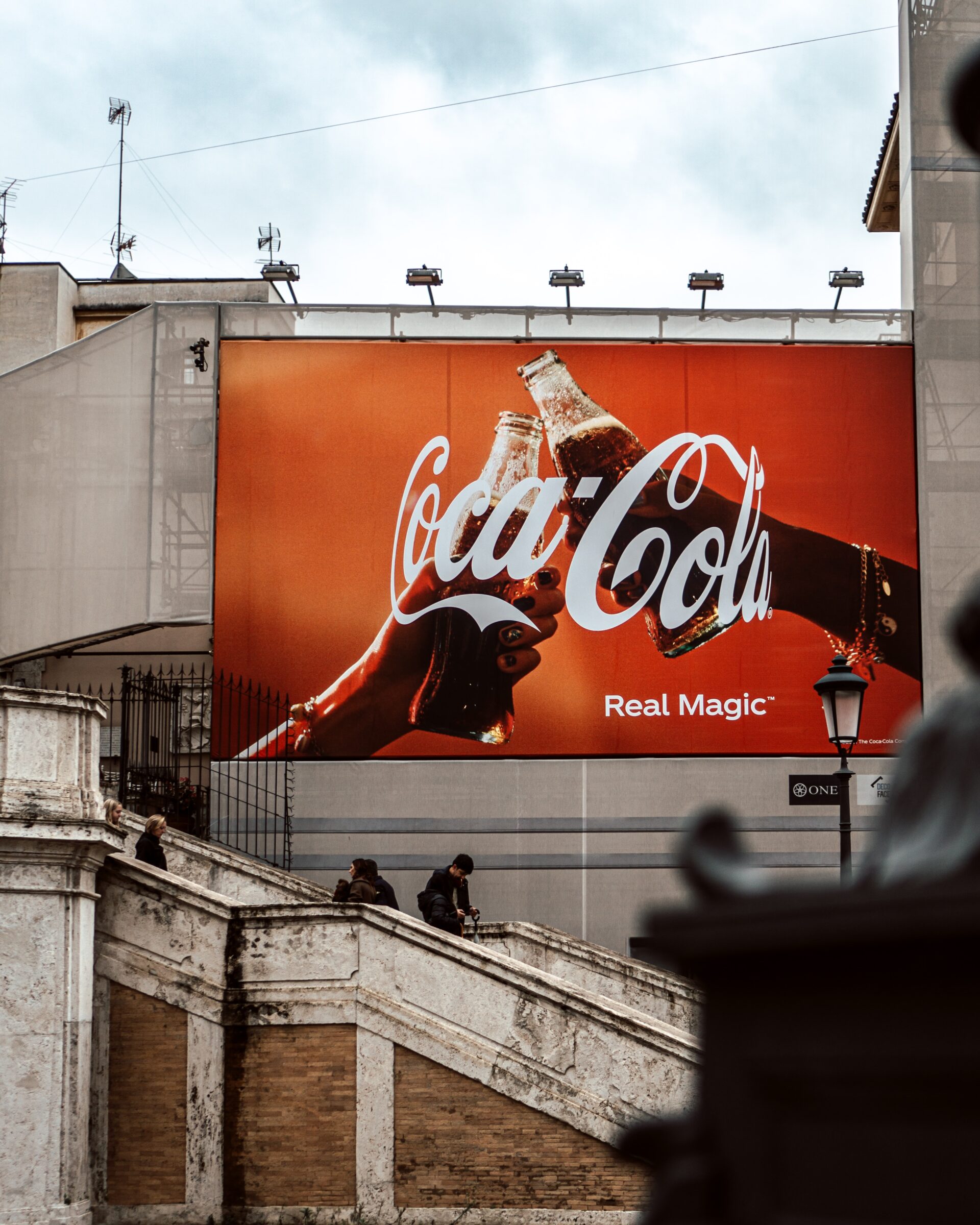 Storica stampa pubblicitaria che rappresenta da sempre il marchio Coca Cola.